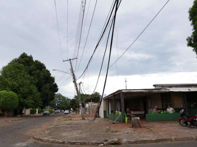 Motorista de caminhão derruba poste, foge e deixa HU sem energia