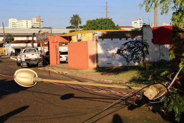 Caminh&atilde;o-guincho arranca dois postes em rua do Cabre&uacute;va; n&atilde;o h&aacute; feridos
