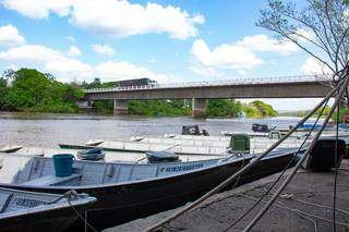 Ponte na BR-262 vista da margem do Rio Miranda. (Foto: Kisie Ainoã)