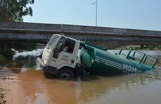 Caminhão ficou parcialmente coberto pela água. Foto: Angela Bezerra/ Edição de Notícias