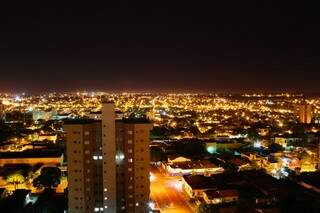 Visão noturna de Campo Grande, que se prepara chegar chegar a um milhão de habitantes (Foto: Marcos Ermínio)