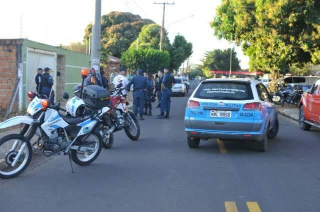 M&atilde;e tenta negociar rendi&ccedil;&atilde;o de PM que baleou o marido durante briga