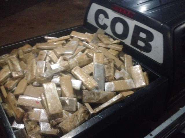 PRF encontra 520 kg de maconha em meio a carga de telhas