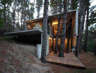 Casa Franz | BAK Architects - Esta casa de veraneio na Argentina preservou a maioria das árvores do terreno ao incorporá-las ao projeto. Materiais como concreto, madeira e vidro entram em simbiose com a natureza nos dois pavimentos.