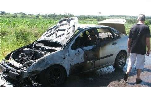 Mesmo com manuten&ccedil;&atilde;o em dia ve&iacute;culo pega fogo na rodovia MS-156