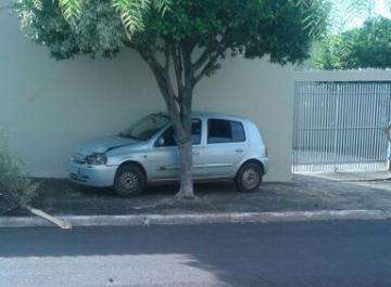 Dois tentam fugir com carro roubado, batem em &aacute;rvore e s&atilde;o presos