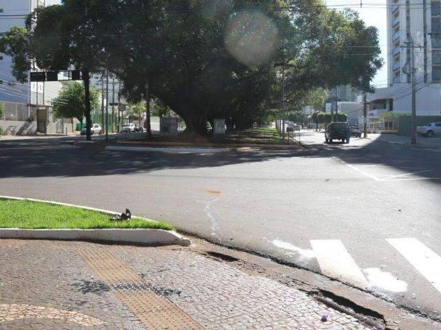 Jovem tem ferimentos graves ap&oacute;s avan&ccedil;ar sinal vermelho e atingir &ocirc;nibus