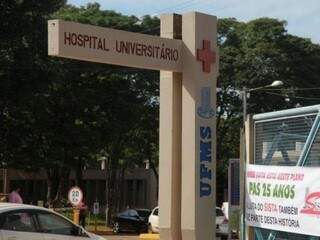 Entrada do Hospital Universitário em Campo Grande (Foto: Arquivo/ Campo Grande News)