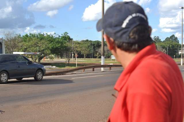 Guard-rails no meio da pista s&atilde;o armadilha na Duque de Caxias
