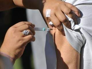 Vacina contra gripe sendo aplicada durante Dia D de vacinação, em 30 de abril do ano passado (Foto: Alcides Neto / Arquivo)