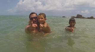 Flábio, com o filho e o afilhado, passando as férias na Paraíba (Foto: Arquivo pessoal)