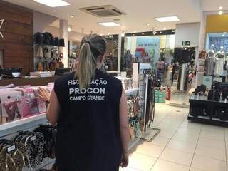 Fiscal do Procon observa produtos em loja de Campo Grande (Foto: Divulgação)