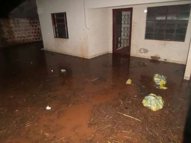 Chuva provoca alagamentos no Cachoeirinha, bairro na regi&atilde;o sul de Dourados