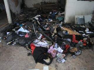 Restos de roupas e materiais de trabalho que foram consumidos pelo fogo que destruiu barbearia e parte da casa da família. (Foto: Marina Pacheco) 