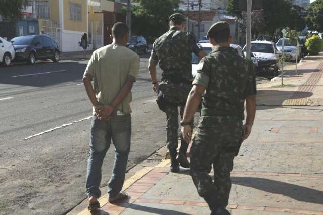 Militar do Ex&eacute;rcito &eacute; preso ap&oacute;s roubar e amarrar homem de 85 anos 