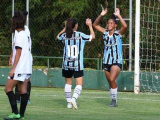 Gremistas comemoram goleada sobre time sul-mato-grossense (Foto: Jéssica Maldonado/Grêmio FBPA)