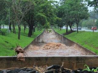 Córrego Segredo na Avenida Ernesto Geisel, próximo à rotatória da Rua Rachid Neder. (Foto: Marina Pacheco).