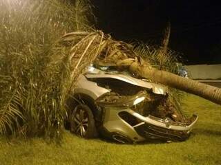 Frente do veículo ficou destruída (Foto: Denílson Pinto/Direto das Ruas) 