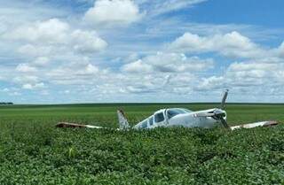 Avião carregado com pasta base de cocaína em Bela Vista, atolou em lavoura de soja no MT. (Foto: Fronteira Alerta)