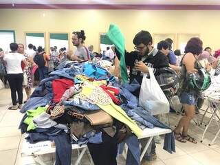 Cliente olham roupas triadas e vendidas para arrecadar fundos para  AACC (Foto: Danielle Matos)