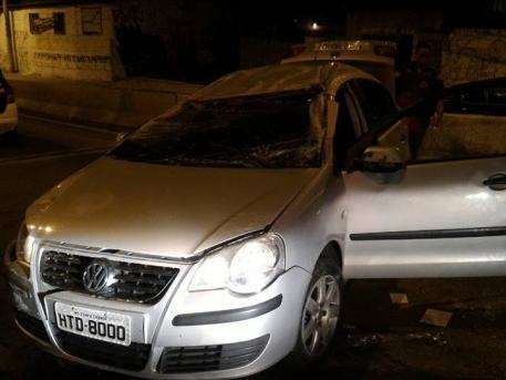 Tr&ecirc;s presos que fugiram de MS capotam carro em marginal paulista