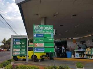 Posto retira preço da gasolina da placa porque produto está em falta (Foto: Miriam Machado)