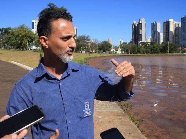 Parte do lago &eacute; esvaziada para obra e peixes s&atilde;o encontrados mortos