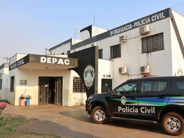 Ap&oacute;s tentar furtar carro, dupla &eacute; perseguida e agredida a pauladas por moradores