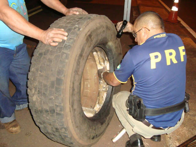  PRF apreende 200 quilos de maconha em pneus de carreta na BR-463
