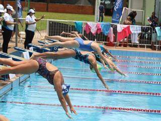 Meninas saltam em início de prova na piscina inaugurada hoje (Foto: Marcos Maluf)