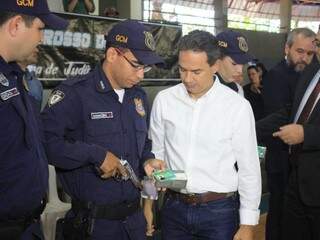 Prefeito Marquinhos Trad (PSD) durante a solenidade de entrega de armas para a Guarda Municipal (Foto: Marina Pacheco)