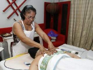 Rosângela trabalha com drenagem linfática e massagem anti-stress. (Foto:  Marcelo Victor)