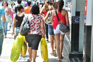 Consumidores na rua 14 de Julho, centro de Campo Grande (Foto: João Garrigó)