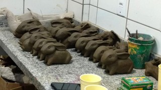 Coelhinhos de argila serão distribuídos a quem doar mais de dez ovos de chocolate. (Foto: Divulgação/Rede Solidária)