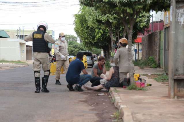 Sem CNH, jovem invade preferencial, acelera ao inv&eacute;s frear e faz carro capotar