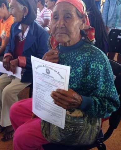 Governador acompanha obras e entrega documento aos indígenas em Amambai