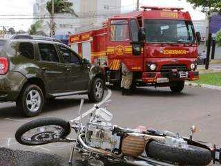 Moto ficou com estrutura prejudicada, mas Duster está praticamente intacta (Foto: Kisie Ainoã)