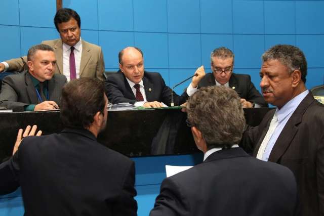 Deputados aprovam projeto que reduz custos em concursos estaduais