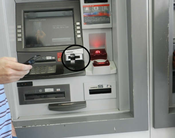  Cliente flagra caixa eletr&ocirc;nico com "chupa-cabra", em Tr&ecirc;s Lagoas