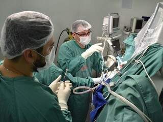 O aparelho implantado é semelhante a um marca-passo usado em cirurgias cardíacas, mas serve para estimulação cerebral. (Foto: Divulgação Santa Casa) 