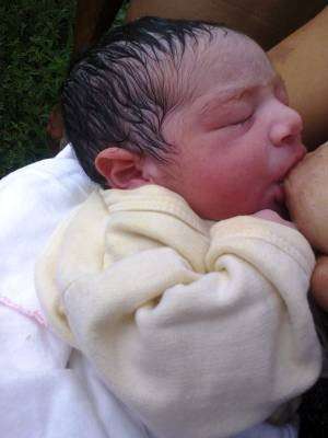 Beb&ecirc; abandonado est&aacute; gordinho e saud&aacute;vel; Pol&iacute;cia ouve testemunhas