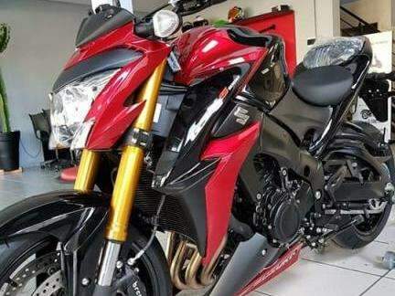 Trio &quot;fecha&quot; morador na entrada de casa para roubar moto de R$ 48 mil