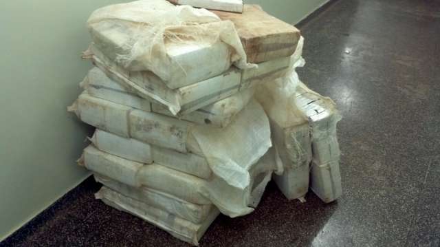 Traficante bate carro em &aacute;rvore e Pol&iacute;cia encontra 320 quilos de maconha