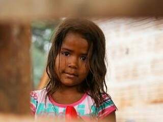 O olhar fixo da menina, moradora de uma comunidade pobre da Capital. (Foto: André Bittar)