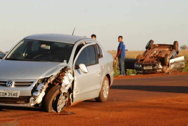  P&aacute;lio capota em acidente na MS-376 e tr&ecirc;s pessoas ficam feridas