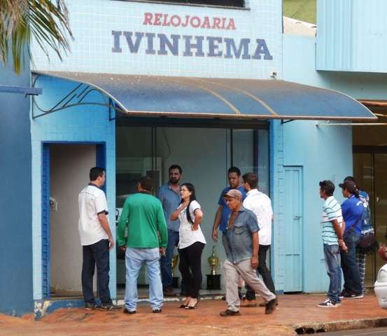 Assaltantes invadem joalheria e fogem ap&oacute;s troca de tiros com a pol&iacute;cia