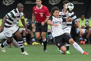 Autor do gol na vitória do Corinthians sobre o XV de Piracicaba, Romero disputa bola. (Foto: Daniel Augusto Jr/Agência Corinthians)