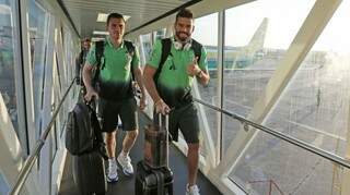 Jogadores do Brasil ao chegaram à capital paraguaia nessa segunda-feira (Foto: Rafael Ribeiro/CBF)