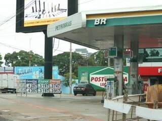 Posto com gasolina a R$ 4,29 à vista neste sábado em Campo Grande (Foto: Henrique Kawaminami)