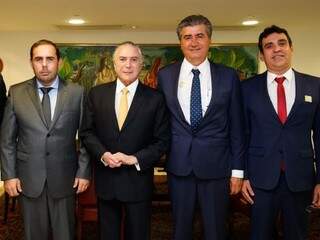 Da esquerda para direita, prefeito Rogério Rosalin, presidente Michel Temer e políticos de comitiva do interior de MS (Foto: Divulgação)